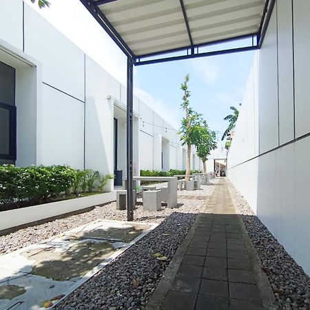 מלון Ofo Kost Premium Kampung Inggris Pare Syariah Mitra Reddoorz מראה חיצוני תמונה