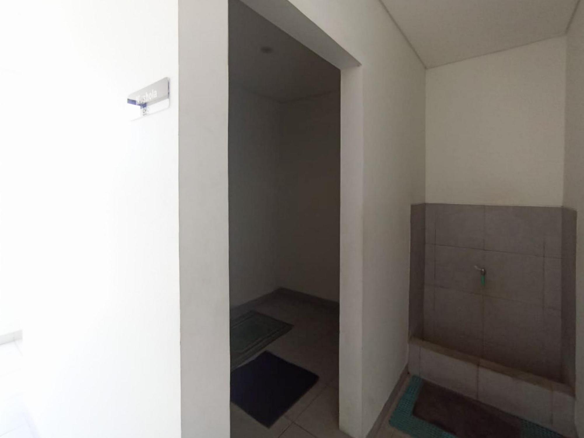 מלון Ofo Kost Premium Kampung Inggris Pare Syariah Mitra Reddoorz מראה חיצוני תמונה